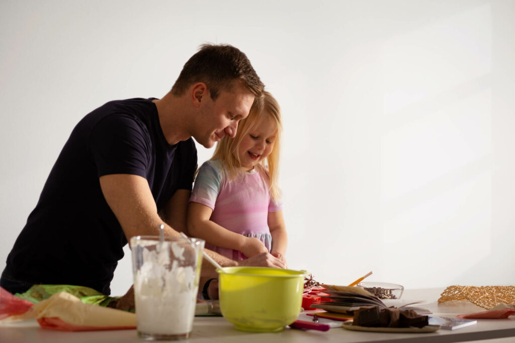 Oče in hči izdelujeta slaščice po receptih