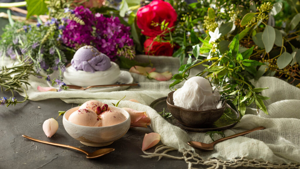 Sladoledi in cvetlice na mizi